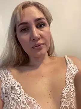 Snapshot of YourBlondee chatting on February 20, 2:18 am YourBlondee online show from February 20, 2:18 am