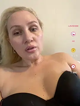 YourBlondee online show from May 8, 3:32 am