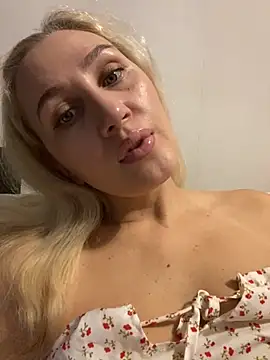 Snapshot of YourBlondee chatting on November 26, 2:11 am YourBlondee online show from November 26, 2:11 am