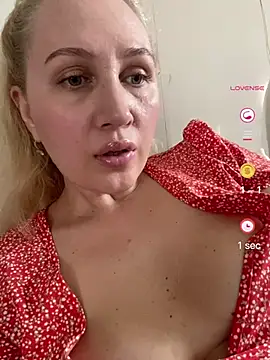 YourBlondee online show from April 26, 11:07 am