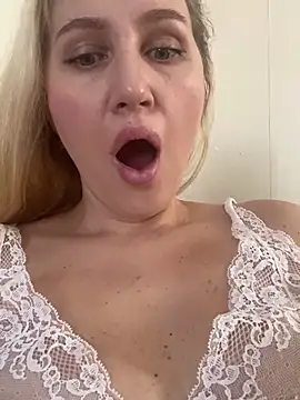 Snapshot of YourBlondee chatting on February 7, 5:41 am YourBlondee online show from February 7, 5:41 am