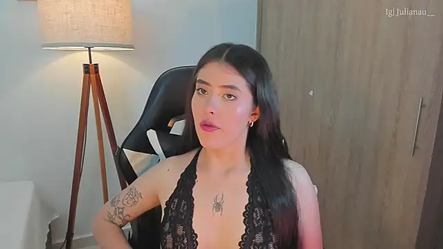 Snapshot of iriswest_ chatting on February 15, 11:47 pm iriswest online show from February 15, 11:47 pm