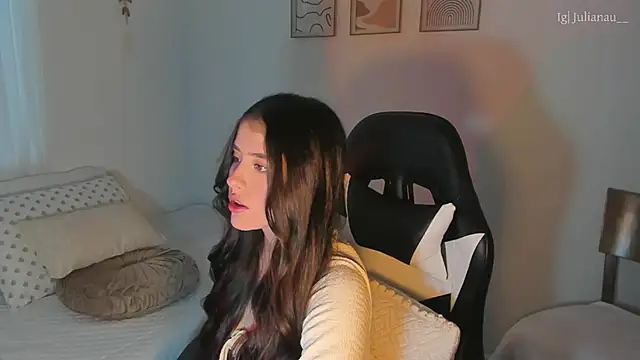 Snapshot of iriswest_ chatting on February 19, 11:14 pm iriswest online show from February 19, 11:14 pm