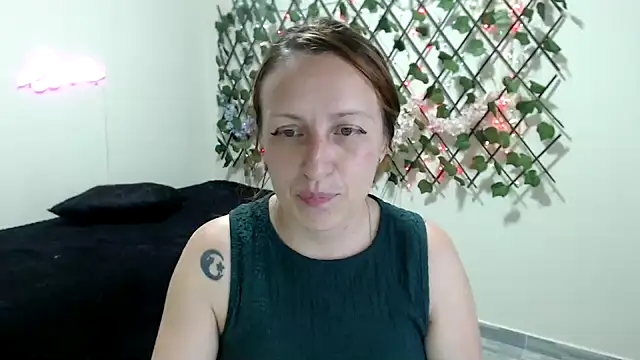 kittykalor09 online show from May 18, 12:22 am