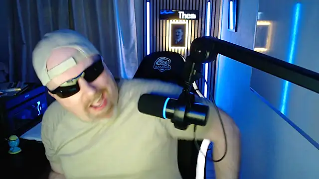 Snapshot of DerPornoPete chatting on October 30, 12:31 am DerPornoPete online show from October 30, 12:31 am