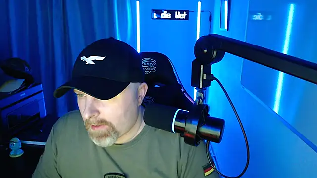 Snapshot of DerPornoPete chatting on September 17, 11:40 pm DerPornoPete online show from September 17, 11:40 pm