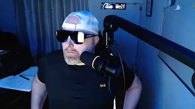 Snapshot of DerPornoPete chatting on February 1, 10:34 pm DerPornoPete online show from February 1, 10:34 pm