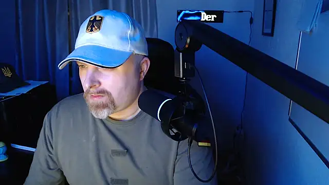 Snapshot of DerPornoPete chatting on December 8, 3:29 am DerPornoPete online show from December 8, 3:29 am