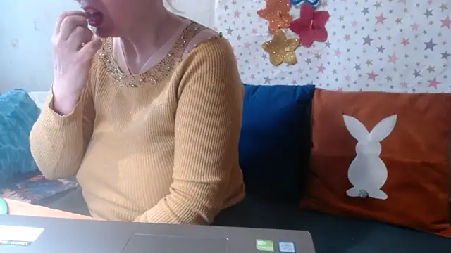 QueenLana online show from April 9, 7:25 am