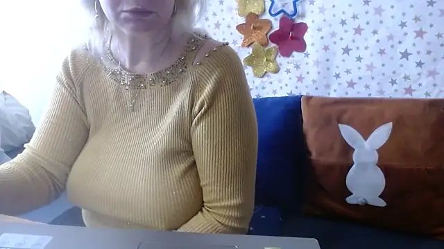 QueenLana online show from April 8, 9:33 am