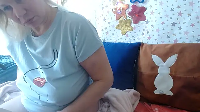 QueenLana online show from March 5, 8:00 am