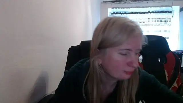 Snapshot of PeterAndJen chatting on May 3, 5:34 am PeterAndJen online show from May 3, 5:34 am