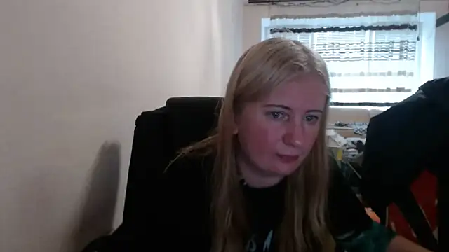 Snapshot of PeterAndJen chatting on May 12, 4:13 pm PeterAndJen online show from May 12, 4:13 pm
