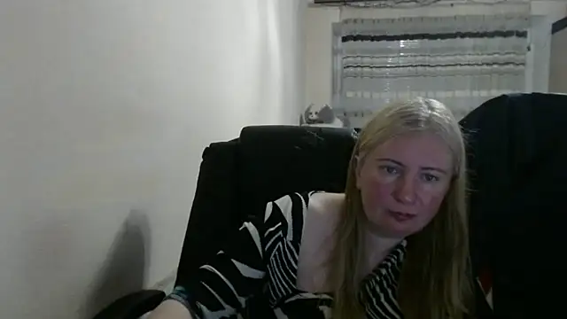Snapshot of PeterAndJen chatting on May 10, 5:48 pm PeterAndJen online show from May 10, 5:48 pm