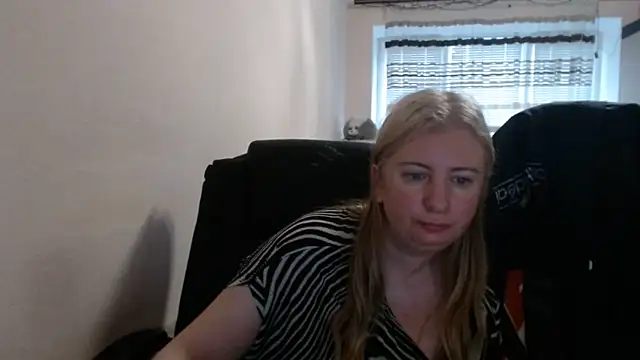 Snapshot of PeterAndJen chatting on May 13, 4:41 am PeterAndJen online show from May 13, 4:41 am