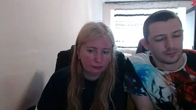 Snapshot of PeterAndJen chatting on June 3, 6:36 am PeterAndJen online show from June 3, 6:36 am