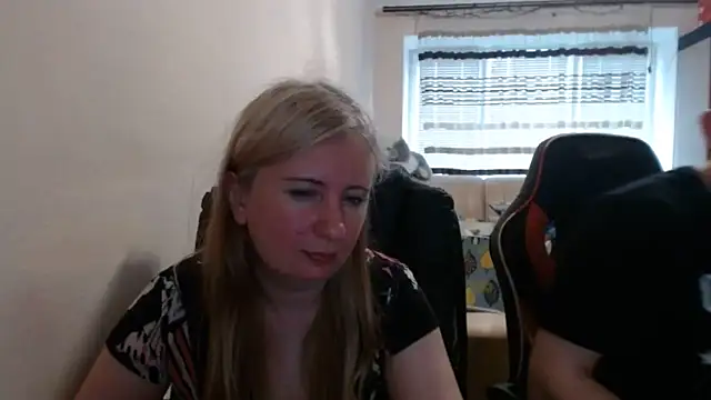 Snapshot of PeterAndJen chatting on May 27, 4:25 pm PeterAndJen online show from May 27, 4:25 pm