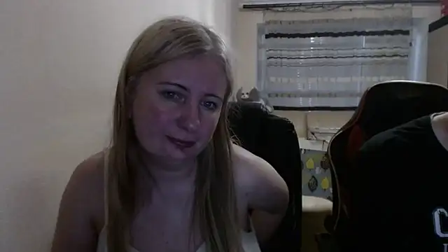 Snapshot of PeterAndJen chatting on May 24, 6:08 pm PeterAndJen online show from May 24, 6:08 pm