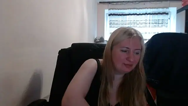 Snapshot of PeterAndJen chatting on June 7, 7:24 am PeterAndJen online show from June 7, 7:24 am