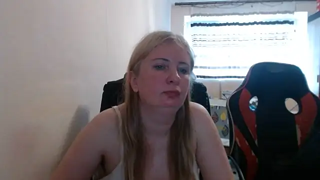 Snapshot of PeterAndJen chatting on May 23, 5:56 pm PeterAndJen online show from May 23, 5:56 pm