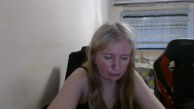 Snapshot of PeterAndJen chatting on June 17, 6:29 pm PeterAndJen online show from June 17, 6:29 pm
