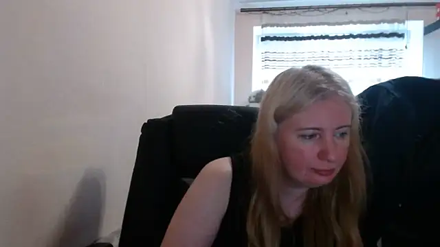 Snapshot of PeterAndJen chatting on June 13, 5:27 am PeterAndJen online show from June 13, 5:27 am