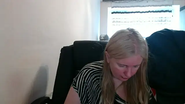 Snapshot of PeterAndJen chatting on May 11, 6:04 am PeterAndJen online show from May 11, 6:04 am