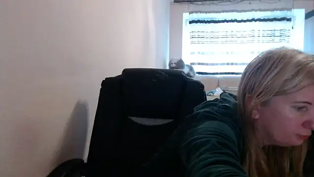 Snapshot of PeterAndJen chatting on May 16, 4:44 am PeterAndJen online show from May 16, 4:44 am