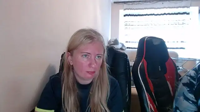 Snapshot of PeterAndJen chatting on June 4, 5:17 pm PeterAndJen online show from June 4, 5:17 pm