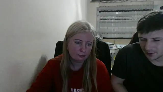 Snapshot of PeterAndJen chatting on May 5, 7:39 pm PeterAndJen online show from May 5, 7:39 pm