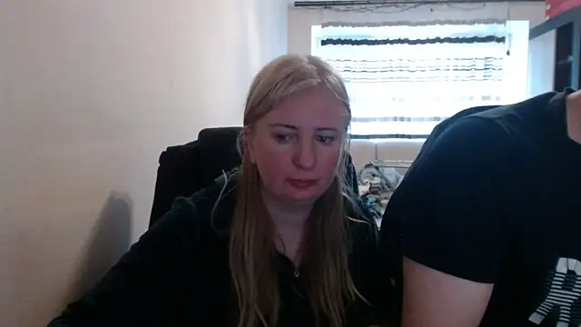 Snapshot of PeterAndJen chatting on April 25, 5:32 am PeterAndJen online show from April 25, 5:32 am