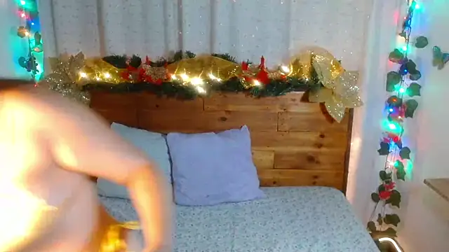 Snapshot of NikkieMilky chatting on December 4, 2:43 am NikkieMilky online show from December 4, 2:43 am