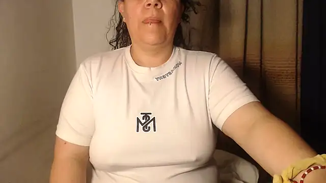 Snapshot of agathamiller01 chatting on April 29, 10:41 am agathamiller01 online show from April 29, 10:41 am