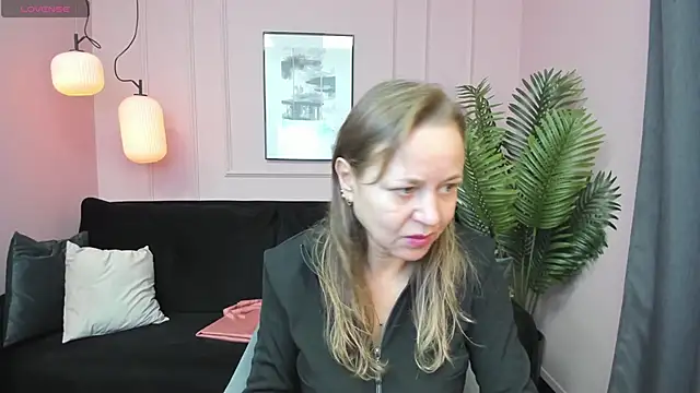 Snapshot of GabrielGold chatting on October 3, 8:32 pm GabrielGold online show from October 3, 8:32 pm