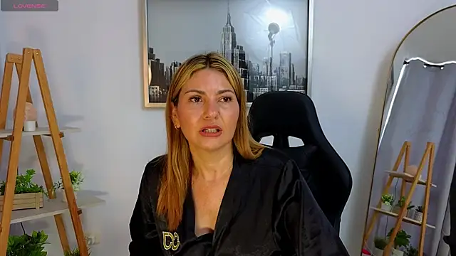 Snapshot of bella__adams chatting on October 20, 3:01 pm bella adams online show from October 20, 3:01 pm