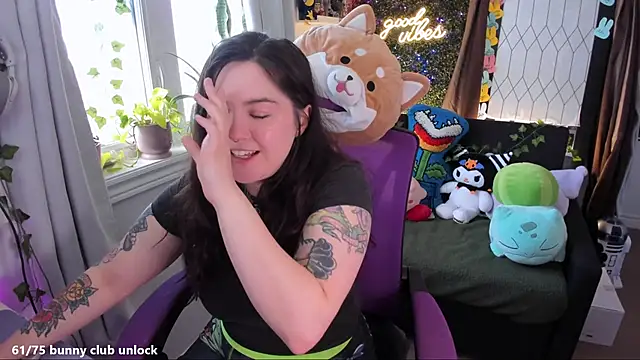 JennKenobi online show from April 23, 1:46 pm