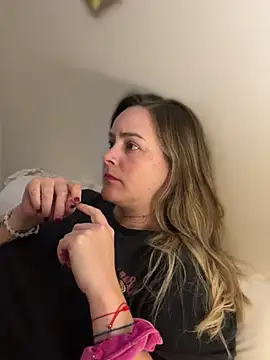 Snapshot of misslulipop chatting on March 21, 1:34 am misslulipop online show from March 21, 1:34 am