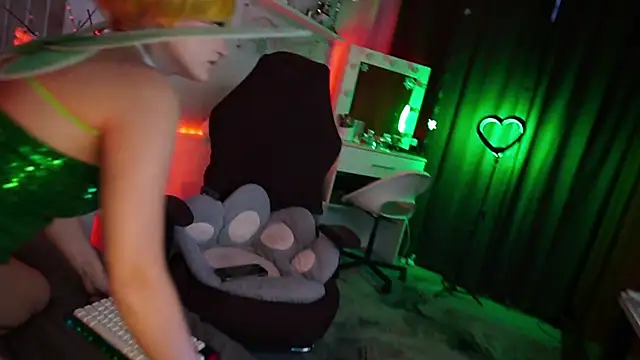 MrsTenderBeast online show from January 12, 2:13 pm