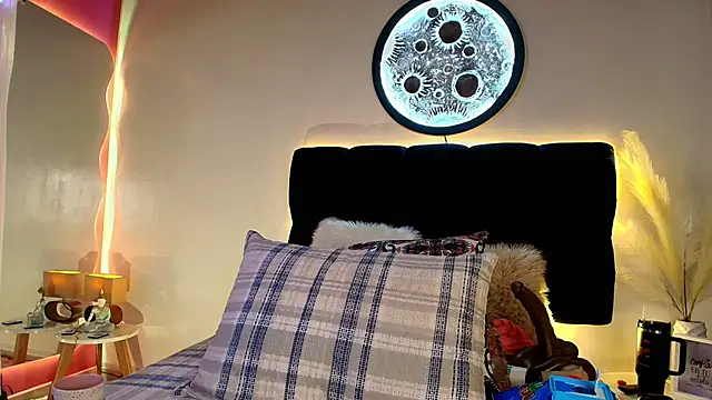 lorrayne  online show from April 8, 12:17 pm