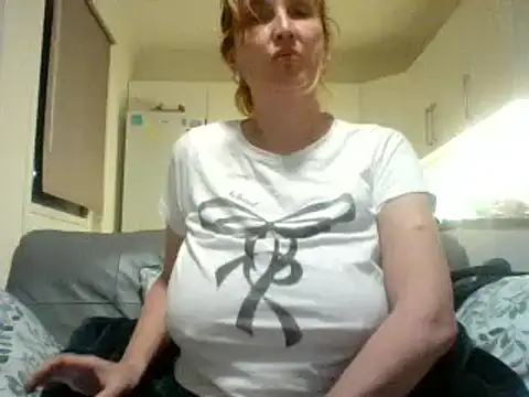 Snapshot of MssAngela chatting on January 23, 7:18 pm MssAngela online show from January 23, 7:18 pm