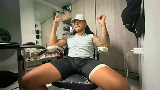 Snapshot of jordylatin20 chatting on November 10, 12:15 am jordylatin20 online show from November 10, 12:15 am