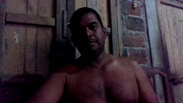 Snapshot of axomen chatting on February 1, 2:43 am axomen online show from February 1, 2:43 am