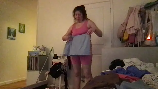 Snapshot of HYPHYtype chatting on September 17, 3:52 am HYPHYtype online show from September 17, 3:52 am