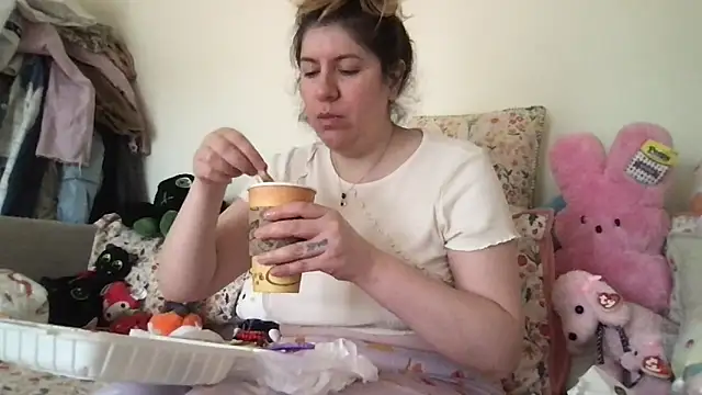 Snapshot of HYPHYtype chatting on October 23, 6:39 pm HYPHYtype online show from October 23, 6:39 pm