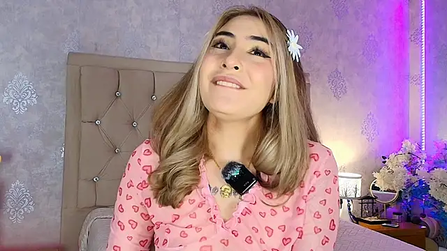 Snapshot of nini_love01 chatting on June 25, 3:37 am nini love01 online show from June 25, 3:37 am