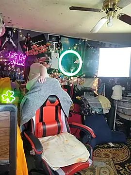 Snapshot of VelvetDiablo chatting on March 1, 3:32 am VelvetDiablo online show from March 1, 3:32 am