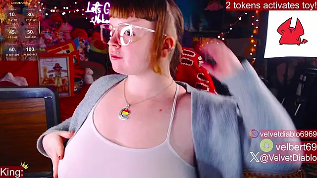 Snapshot of VelvetDiablo chatting on November 18, 12:15 am VelvetDiablo online show from November 18, 12:15 am