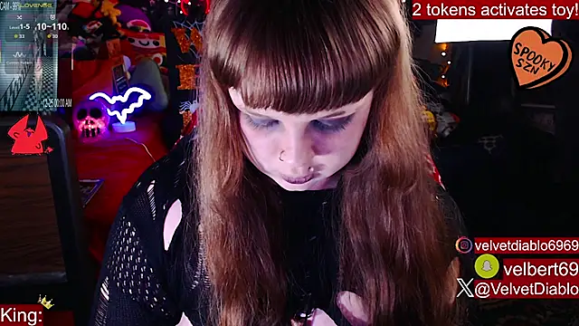 Snapshot of VelvetDiablo chatting on October 9, 12:00 am VelvetDiablo online show from October 9, 12:00 am