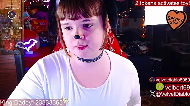 Snapshot of VelvetDiablo chatting on October 1, 11:41 pm VelvetDiablo online show from October 1, 11:41 pm