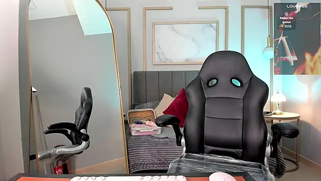 Holly madison  online show from February 25, 1:55 pm